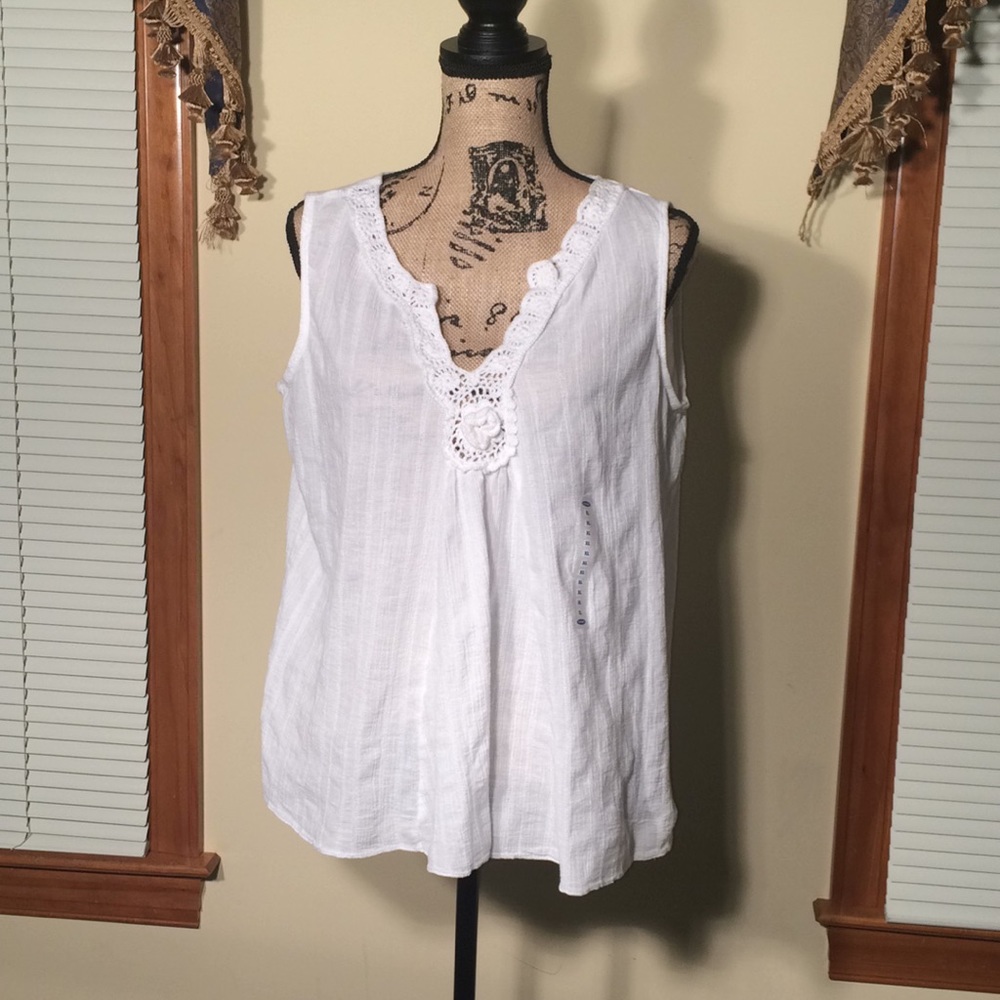 Old Navy XL Ladies White Top. NWT